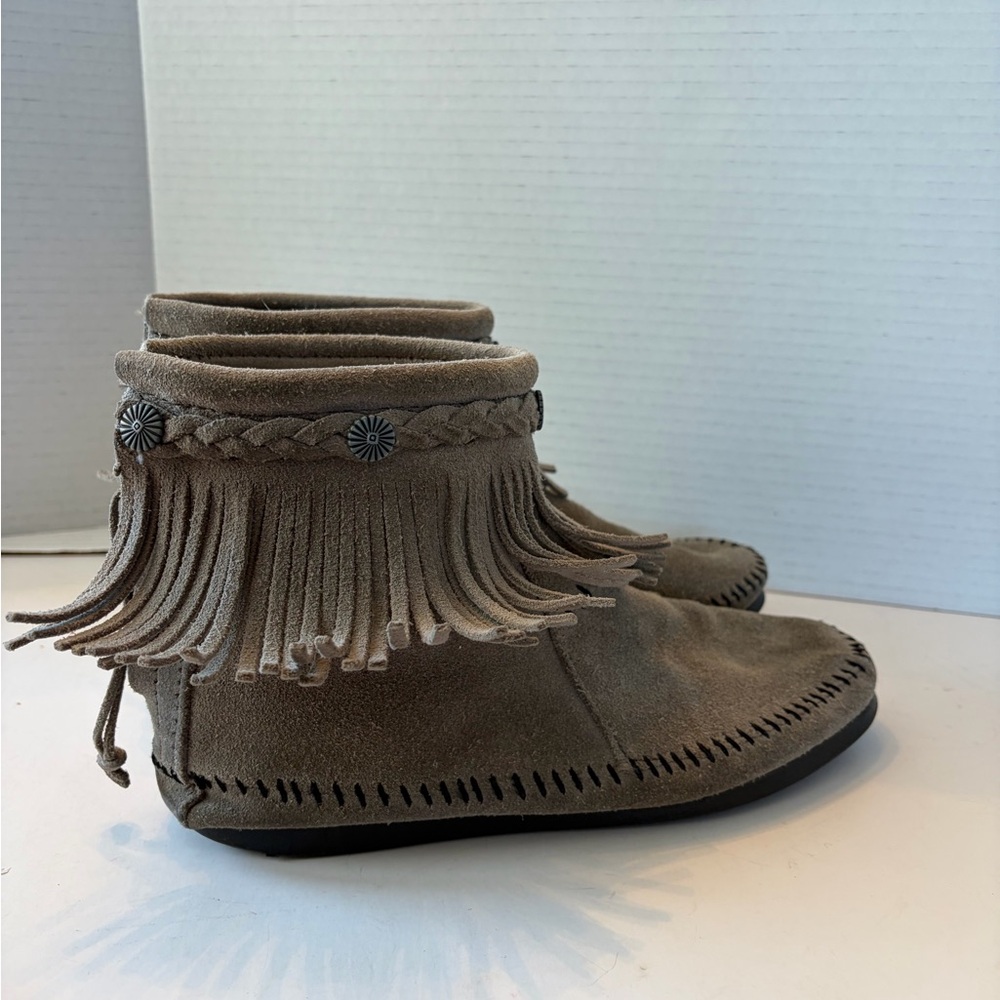 Minnetonka Hi Top Back Zip Fringed Moccasin Boot‎ size 7 - Picture 2 of 10